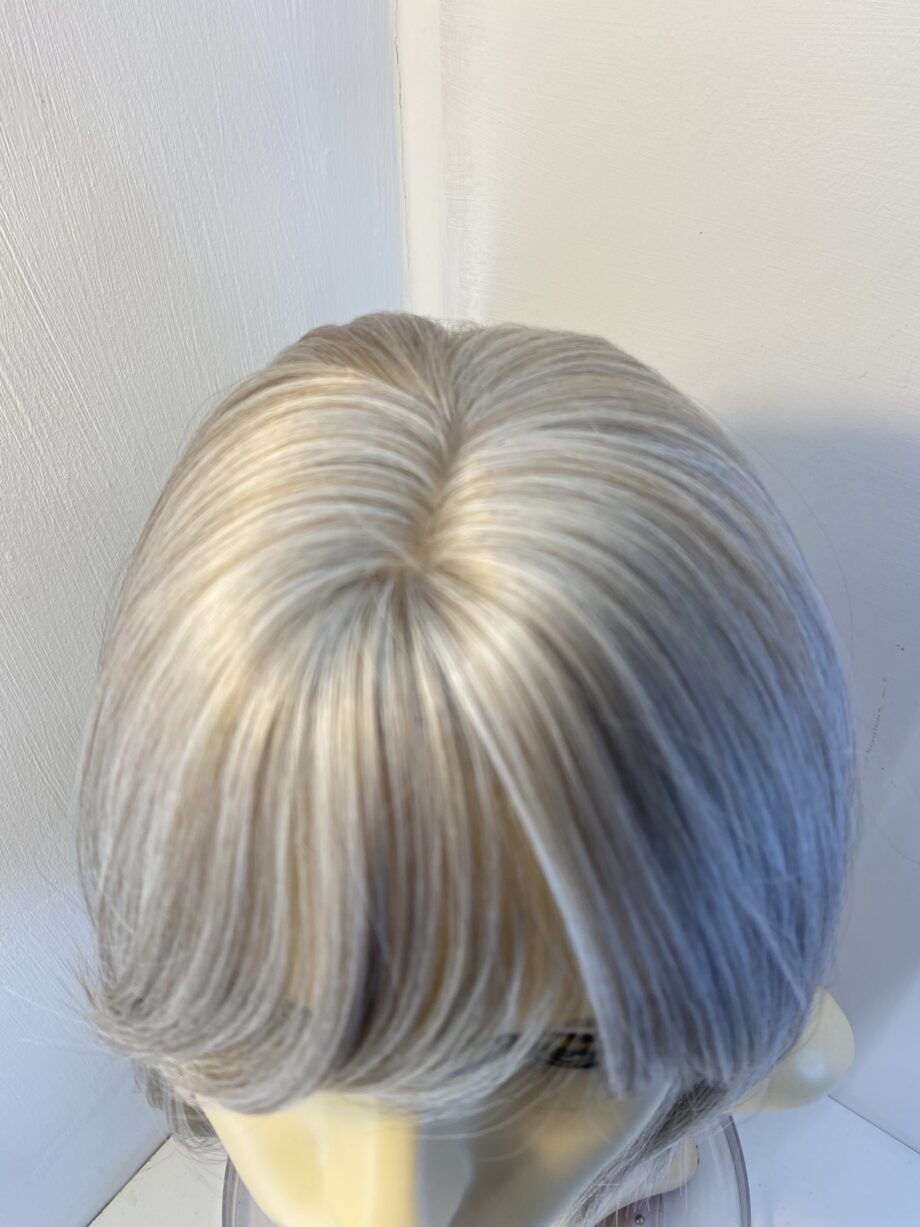New stunning mid length silver wig. Sms170
