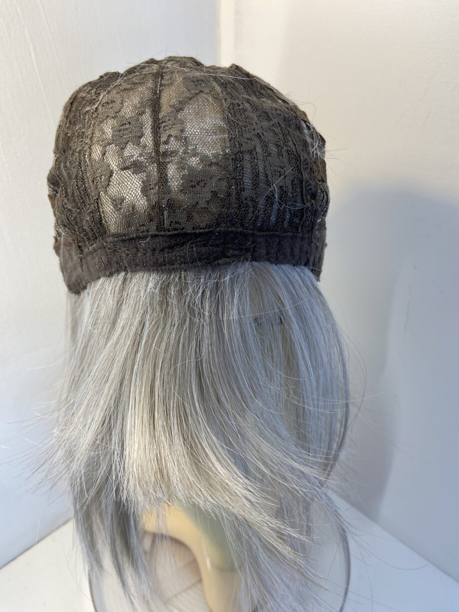 New stunning mid length silver wig. Sms170