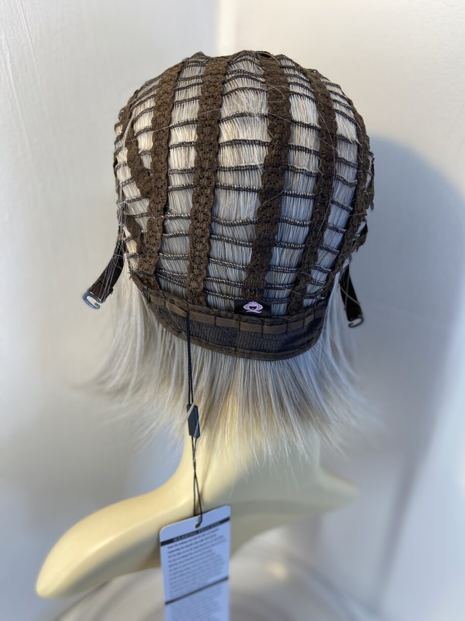 New stunning mid length silver wig. Sms170