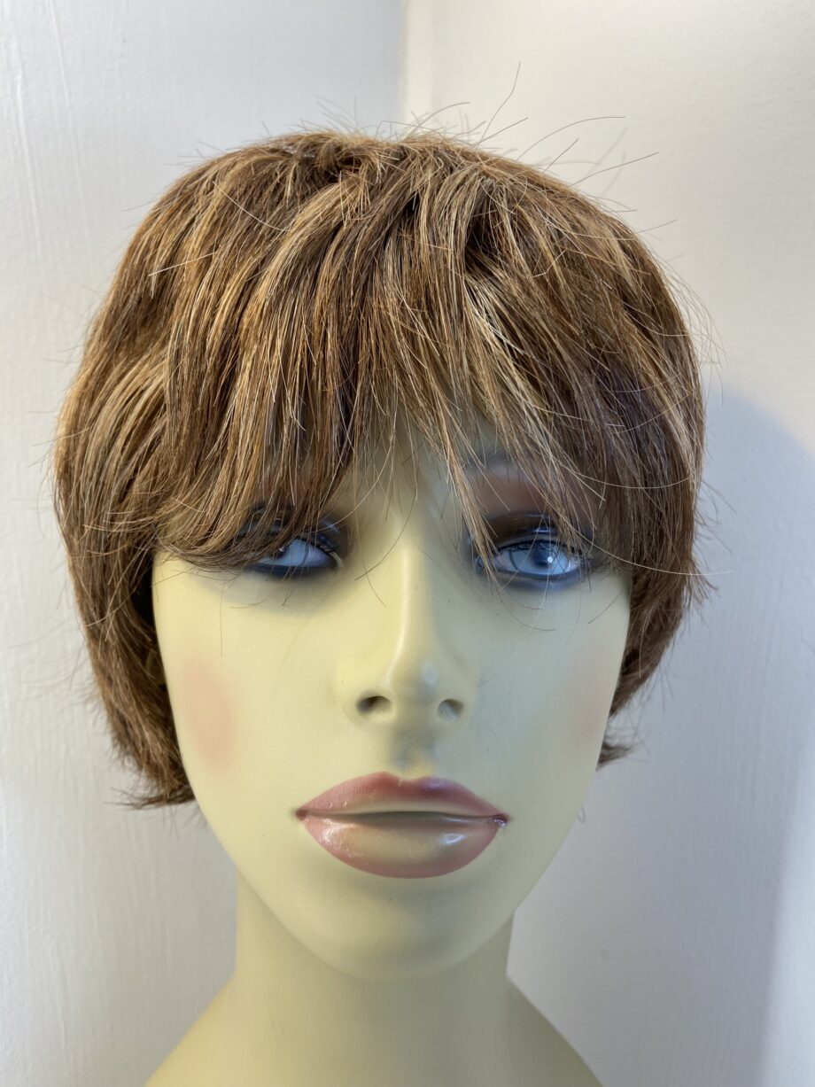 Reddish brown highlighted wig. Brss889