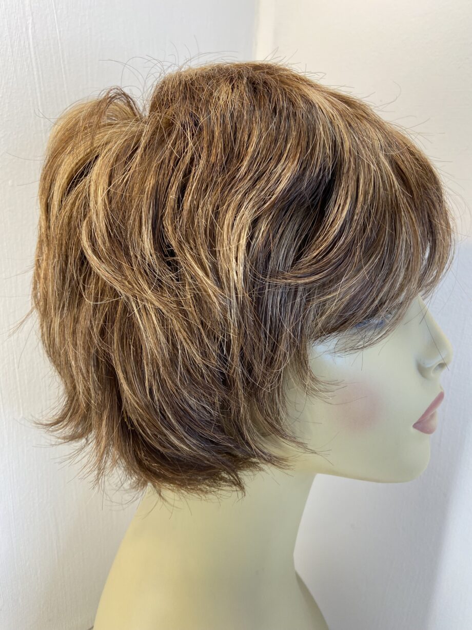 Reddish brown highlighted wig. Brss889
