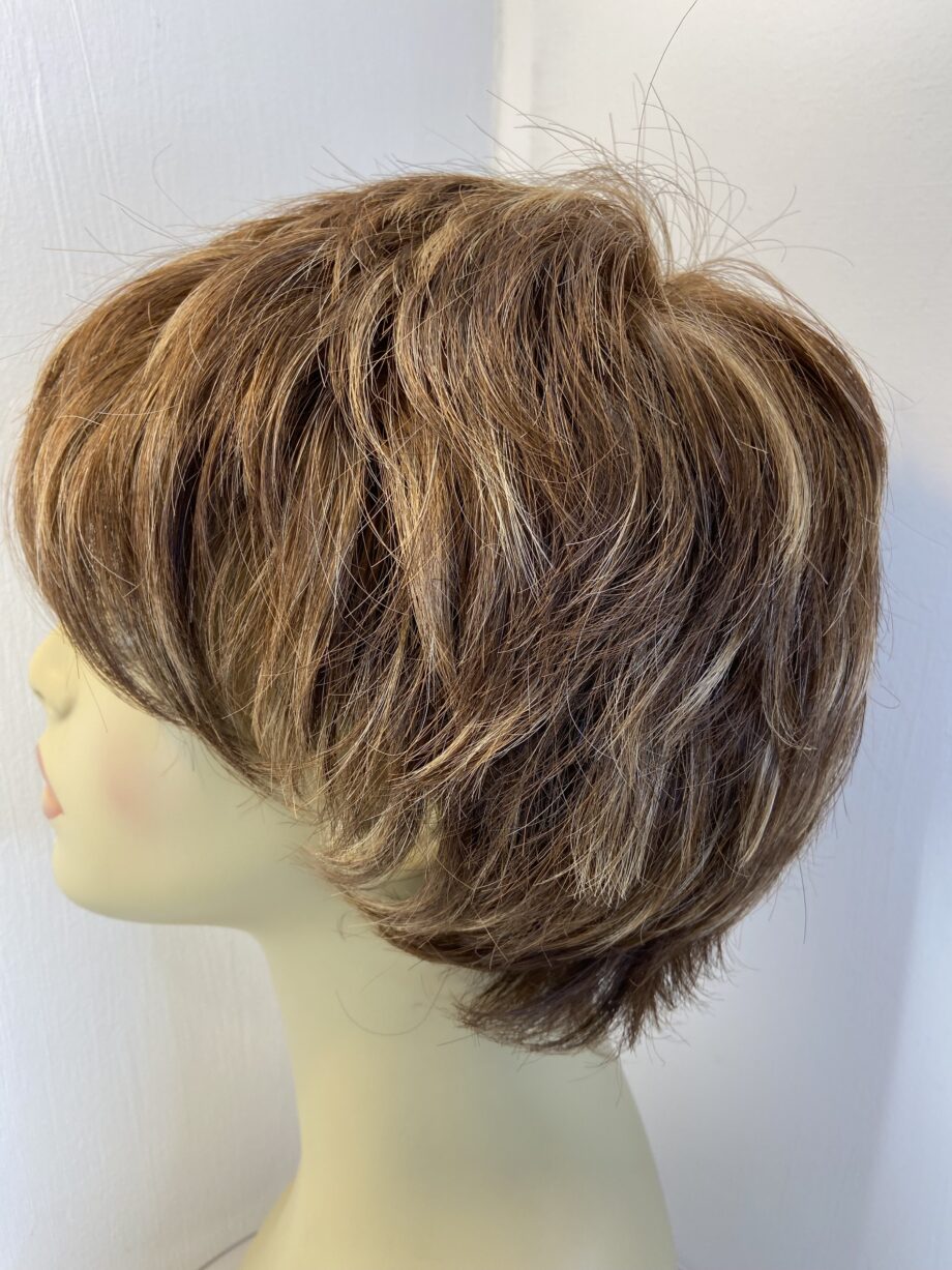 Reddish brown highlighted wig. Brss889