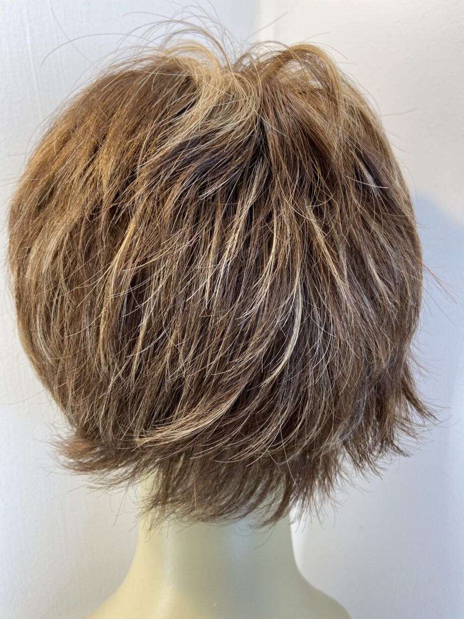 Reddish brown highlighted wig. Brss889