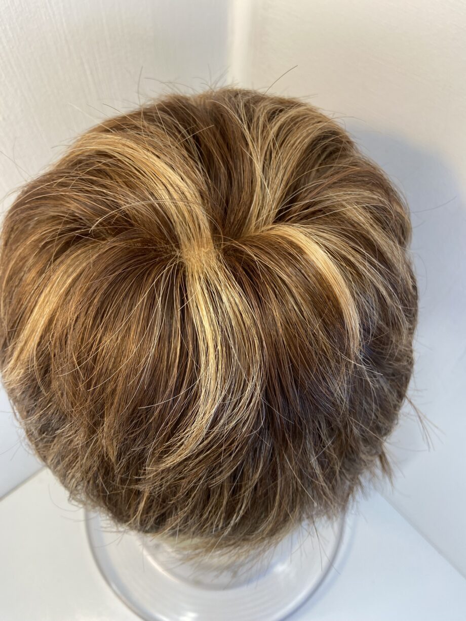 Reddish brown highlighted wig. Brss889