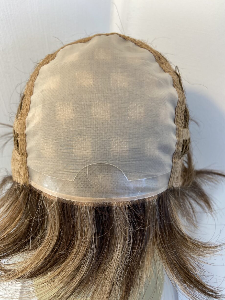 Reddish brown highlighted wig. Brss889