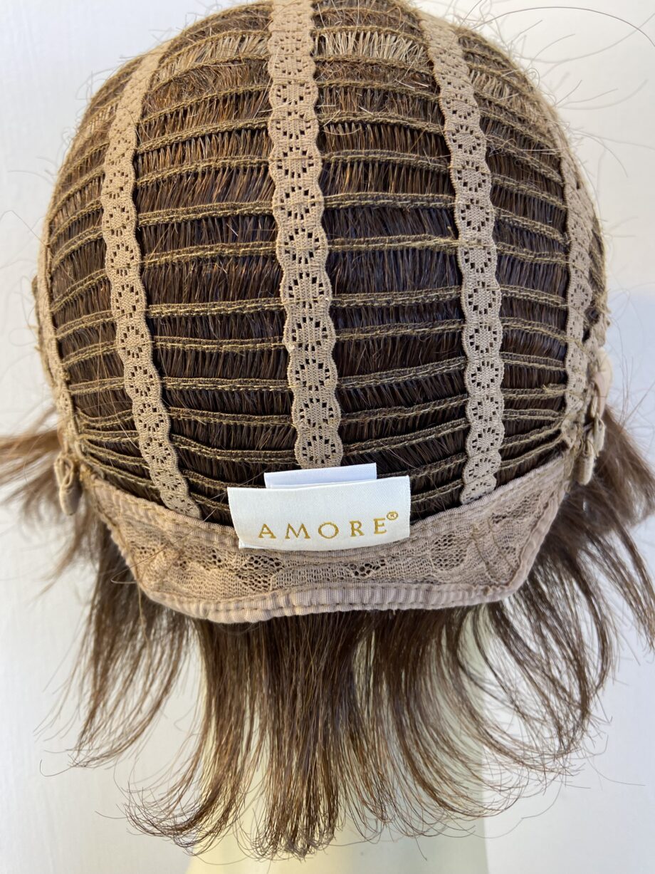 Reddish brown highlighted wig. Brss889