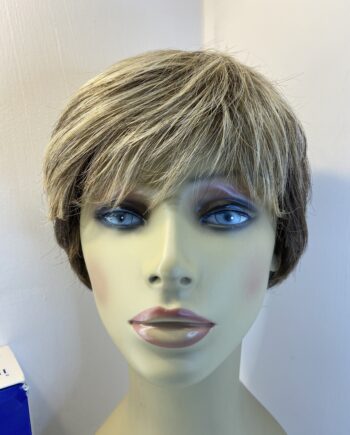 Lovely short blonde/ brown wig. Bbrss861