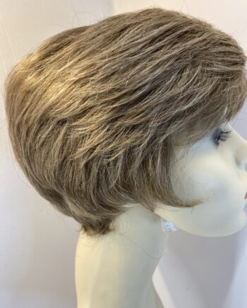 Sandy honey blonde short wig. Blss729