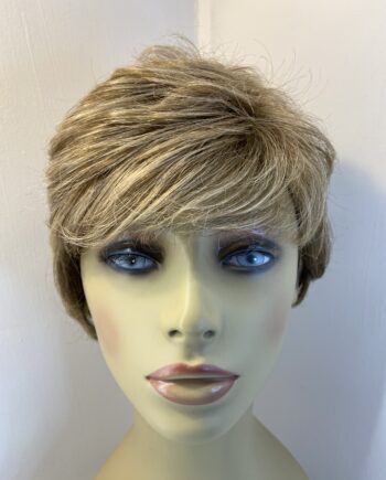 Stylish blonde short wig. Blss731