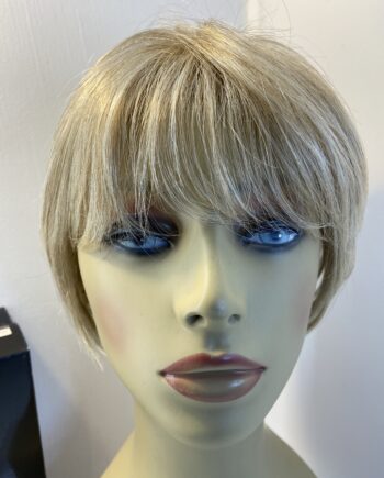 Beautiful blonde short wig. Bblss909
