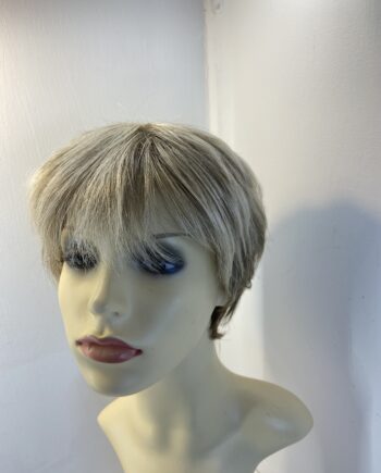 Short blonde highlighted wig. Blss255