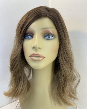 Brown wavy pre loved wig. Brmw815