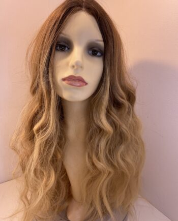 New stunning long wavy blonde wig. Bllw582