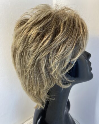 Short highlighted blonde wig. Blsw703