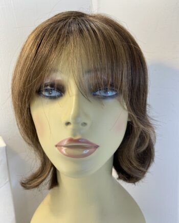 Beautiful wavy mid length wig. Bbrms939