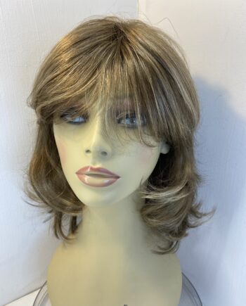 Absolutely beautiful new brown long wig. Brlw810
