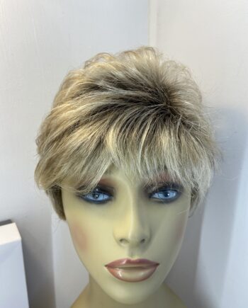 Beautiful blonde rooted wig. Bblsw943